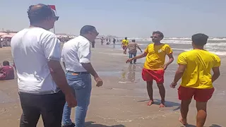بعد فقدان شاب.. إخلاء شاطئ بورسعيد ومنع نزول البحر -صور
