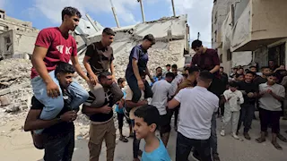 فرحة رغم الحرب.. طلاب غزة وذووهم يحتفلون بنتائج الثانوية العامة داخل خيام النزوح 