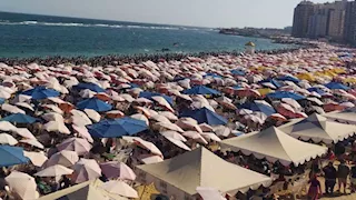 لا موضع لقدم.. شواطئ الإسكندرية تسجل إشغالًا كاملاً خلال يومين (صور)