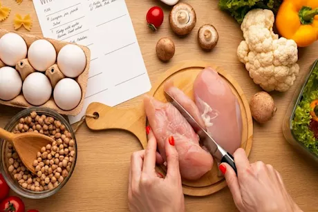 استشاري باطنة يكشف ترتيب مصادر البروتين الأكثر فائدة للصحة