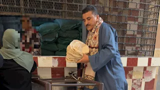 بالجلباب والشال.. مسؤول تموين يتنكر للإيقاع بمخالفات المخابز في كفر الدوار (صور)