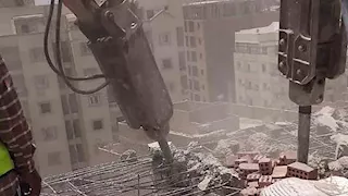 "لن نتهاون مع مخالفات البناء".. محافظ القاهرة: إزالة عقار مخالف مكون من 12 طابقًا بالمرج