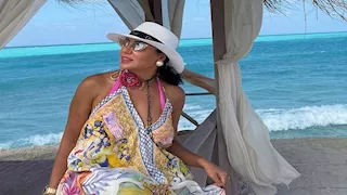 رانيا يوسف تستمتع بأجواء الصيف بإطلالة جريئة على البحر