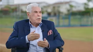 بالفيديو.. لحظة وصول حسن شحاتة حفل جوائز الأفضل بالدوري المصري