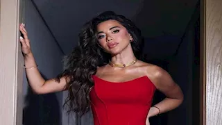 يارا السكري تتألق بالأحمر والأسود على أنغام أغنية "الألوان" لـ عمرو دياب