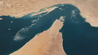 تقدم في المباحثات العُمانية الإيرانية بشأن إعادة فتح مضيق هرمز