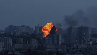 روسيا تستهدف العاصمة الأوكرانية كييف واندلاع حرائق في 3 مناطق