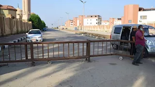 "ارجع مفيش بحر".. بوابات على مداخل شاطئ بورفؤاد لمنع دخول المصطافين - صور