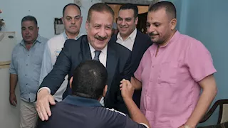 لم يستطع الذهاب إليه فزار بيته.. محافظ بورسعيد يُجبر خاطر مواطن "مبتور الساقين" -صور