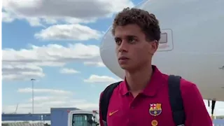 بالصور.. لقطات من وصول حمزة عبد الكريم مع بعثة برشلونة إلى إنجلترا 