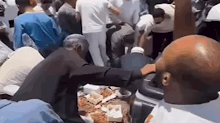 "محدش ياكل حرام".. شاب مصري يثير تفاعلا واسعا في السعودية بسبب أمانته
