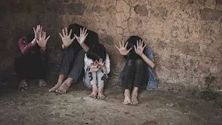 من النزوح إلى المصيدة.. كيف تتوسع شبكات الاتجار بالبشر في المنطقة؟