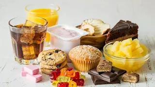 لا تنخدع بفوائدها.. أطعمة ومشروبات قد تسبب مشكلات عند تناولها على الريق