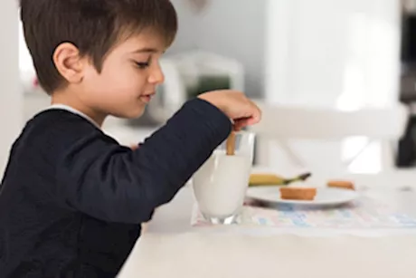 هل تناول الحليب مسموح لأطفال التوحد؟ - طبيب يوضح