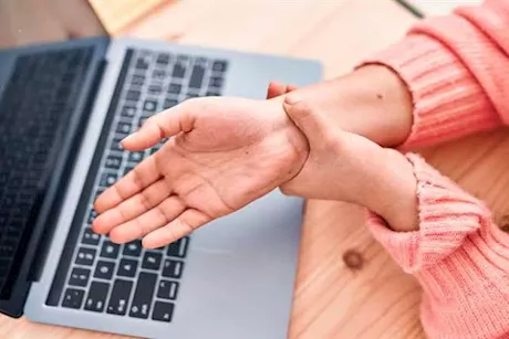 هل تشعر بخدر اليد وضعفها أثناء الكتابة؟- قد تشير إلى هذه الحالة