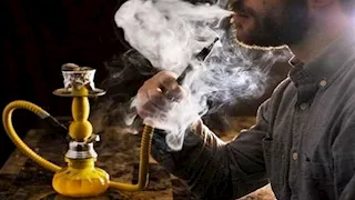 من مقاهي القاهرة إلى لاونجات مراسي... كيف يكشف حجر الشيشة "طبقية المزاج"؟ 