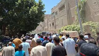"3 نعوش ورا بعض".. مشهد مؤثر في جنازة ضحايا حادث المنيا بسوهاج- فيديو وصور 