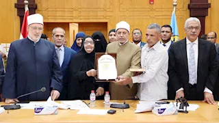 مجلس جامعة الأزهر يكرِّم أسرة عضو هيئة تدريس توفيت أثناء العمل بمستشفى الزهراء