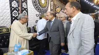 محافظ المنيا يقدم واجب العزاء في وفاة شقيق النائب إيهاب فتح الباب ببني مزار