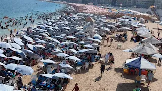 قبل الذهاب.. تعرف على نسب الإشغال بشواطئ الإسكندرية- صور