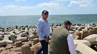 وزير الري يتفقد أعمال تدعيم حائط رشيد ويؤكد الالتزام بالجدول الزمني للتنفيذ  