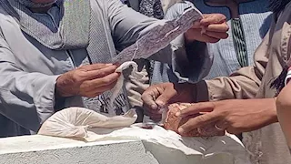 خلال جنازة بأسيوط.. فيديو يشعل الجدل بشأن العثور على أعمال سحر بالمقابر (صور)