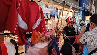 "أبو أنس" يشعل شوارع المنيا.. زحام لشراء أعلام وكابات منتخب مصر (فيديو وصور)