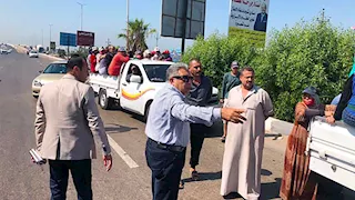 أوقف الموكب ووفر بديلًا آمنًا.. موقف إنساني لمحافظ الدقهلية مع عمال على طريق جمصة