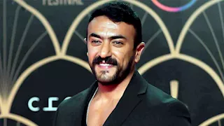 "أنا آسف يا حاجة".. أحمد العوضي يرد على متابعة حلمت ابنتها بالزواج منه