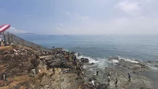 آلاف المهاجرين يدخلون مدينة سبتة الإسبانية من المغرب عبر حاجز الأمواج الحدودي.. (فيديو وصور)