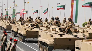 رئيس أركان الجيش الكويتي يشارك في اجتماع بالسعودية لحماية مضيق باب المندب