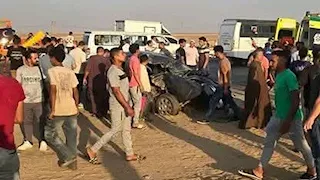 رحلة عمل انتهت بمأساة.. مصرع عامل وإصابة 15 آخرين في حادث تصادم بالفيوم 