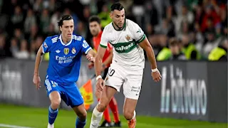 لاعب سابق بالبريميرليج يواصل مسيرته رغم حكم السجن.. ما القصة؟