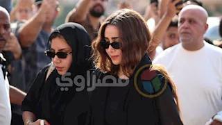 بالصور| تأثر وبكاء هنا الزاهد في جنازة والد تامر حسني