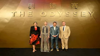 صور..فريق عمل "The Odyssey" يحتفل بعرض خاص للفيلم مع الجمهور في الصين