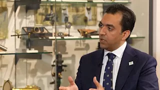 محمد الألفي يروي مسيرته حتى رئاسة الكلية الملكية لأطباء العيون بلندن