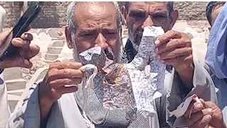 لفافة غريبة داخل قبر بأسيوط.. ماذا وجد الأهالي فيها؟ -فيديو وصور