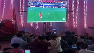 صور وفيديوهات.. أفراح المصريين تتحول إلى مدرجات بعد تأهل منتخب مصر