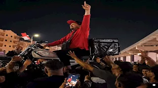 "شالوه هو والموتوسيكل".. عامل توصيل يخطف الأنظار في احتفالات تأهل منتخب مصر