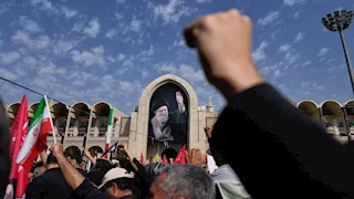 صراع على السلطة وانقسام.. ماذا يحدث داخل النظام الإيراني خلف جنازة خامنئي؟ 