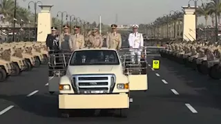 بالزي العسكري.. الرئيس السيسي يستقل سيارة مكشوفة لتفقد أحدث المعدات بمقر "الأوكتاجون"