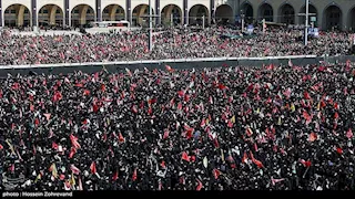 بالصور.. توافد عشرات الآلاف على طهران لحضور مراسم جنازة خامنئي