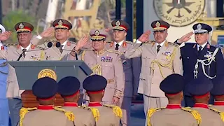 الرئيس السيسي يؤدي تحية العلم برفقة قادة القوات المسلحة عقب توقيع وثيقة تدشين "الأوكتاجون"