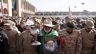 بالصور.. حشود غفيرة تجوب شوارع طهران لتشييع خامنئي  