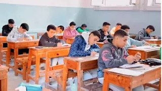 اللي مذاكر هيحل.. معلم لغة إنجليزية يحسم الجدل حول سؤال القطعتين