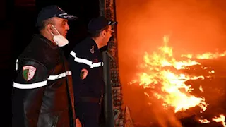 مصر 3 أشخاص وإنقاذ 49 آخرين إثر حريق مخزن في الجزائر