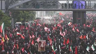 إيرانيون يتوافدون إلى شوارع طهران للمشاركة في تشييع علي خامنئي