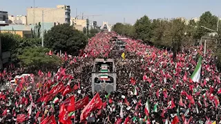 بالفيديو.. الإيرانيون يشنقون دمية ترامب ويرمونه بالجمرات خلال جنازة خامنئي