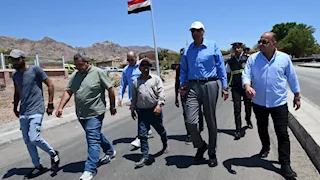 محافظ جنوب سيناء يتفقد مشروعات رصف الطرق بنويبع ويعلن خطة تطوير جديدة