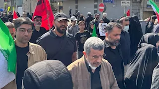 بعد أشهر من الغموض.. الرئيس الإيراني الأسبق يظهر في جنازة خامنئي